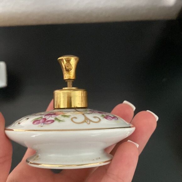 Vintage Perfume Atomizer with Floral Design - Picture 5 of 8